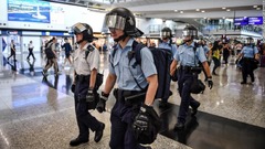 バスターミナルにデモ参加者が集まったことを受けて派遣された警官