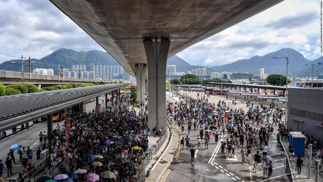 空港のバスターミナルに集まったデモ参加者＝１日/LILLIAN SUWANRUMPHA/AFP/AFP/Getty Images