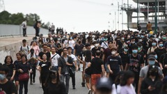 香港デモ　道路にバリケード、空港周辺の交通網に混乱