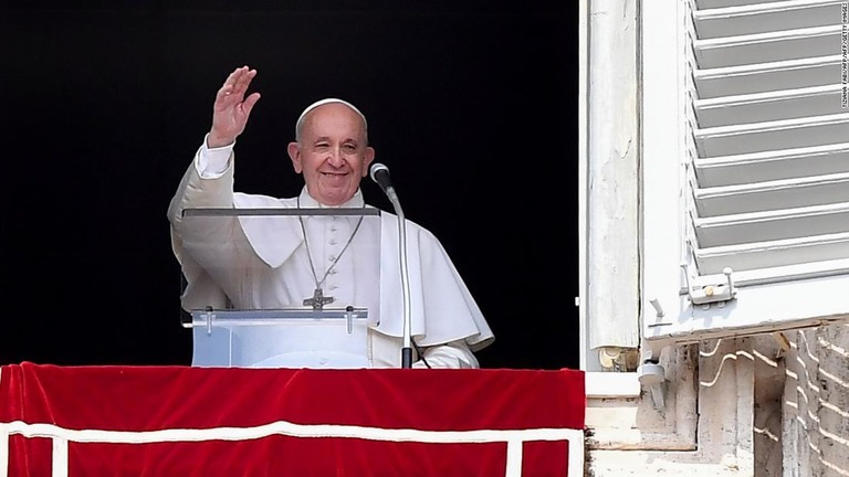 バチカン宮殿の窓から手を振るフランシスコ法王/TIZIANA FABI/AFP/AFP/Getty Images