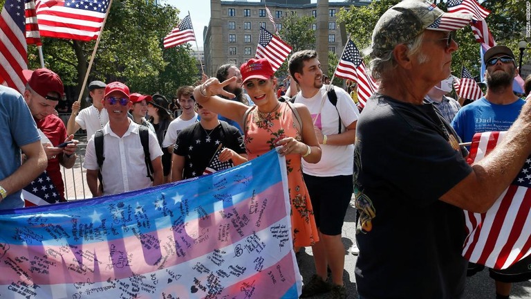 星条旗を振って練り歩く「ストレート・プライドパレード」の参加者ら/Michael Dwyer/AP