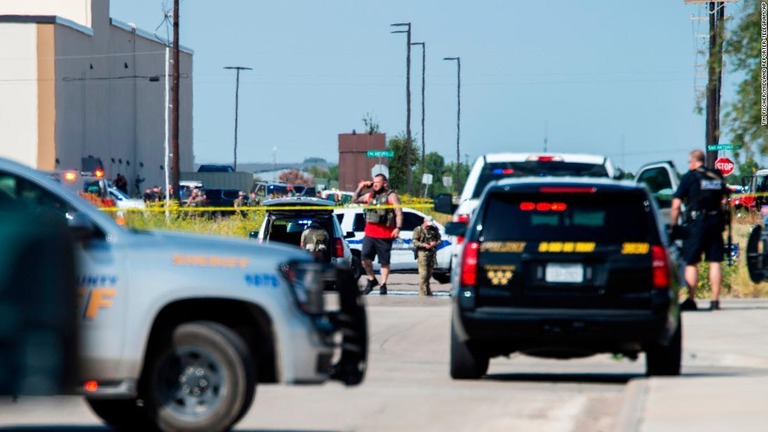 ７人が死亡した銃乱射事件の直後、テキサス州で銃規制緩和の新法が発効/Tim Fischer/Midland Reporter-Telegram/AP