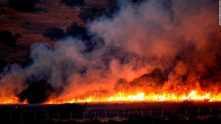 国境のレバノン側にある野原は火に包まれた＝１日/JALAA MAREY/AFP/Getty Images