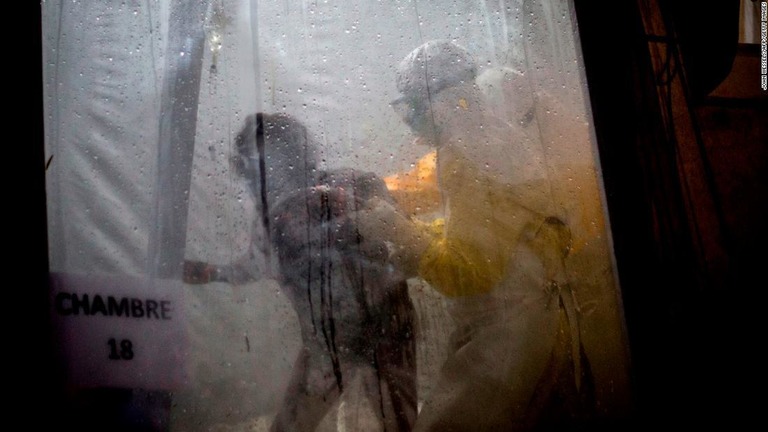 感染が確認されていない患者をベッドに寝かせようとする医療関係者＝２０１８年１１月、コンゴ民主共和国/John Wessels/AFP/Getty Images