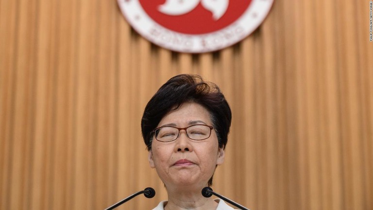 香港の林鄭月娥行政長官が非公式会合で、可能なら辞任したいとの考えを表明/PHILIP FONG/AFP/Getty Images
