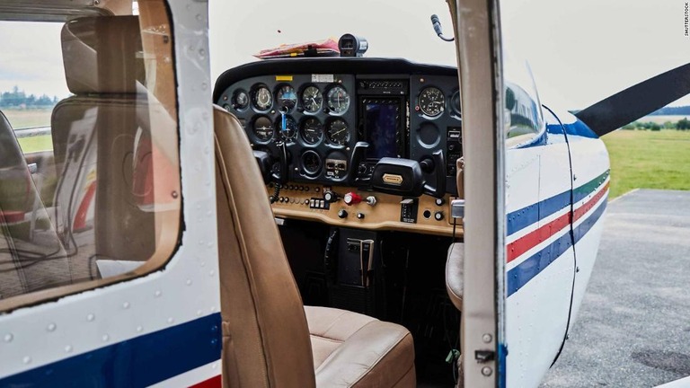 初の訓練飛行中に教官が失神し、生徒が自力で着陸を試みる事態に/Shutterstock 