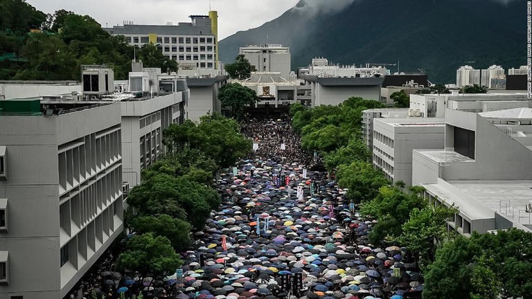 一部の学生が新学期の授業をボイコットし、抗議デモへの支持を表明した/Anthony Kwan/Getty Images AsiaPac/Getty Images