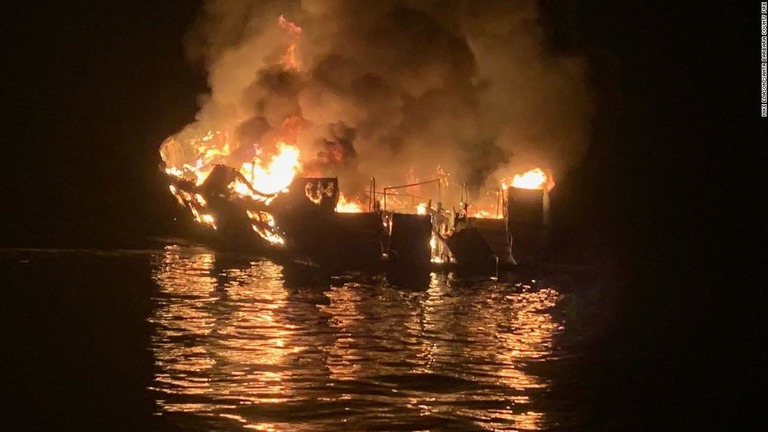ダイビング用の船舶「コンセプション」が炎上する様子/Mike Eliason/Santa Barbara County Fire
