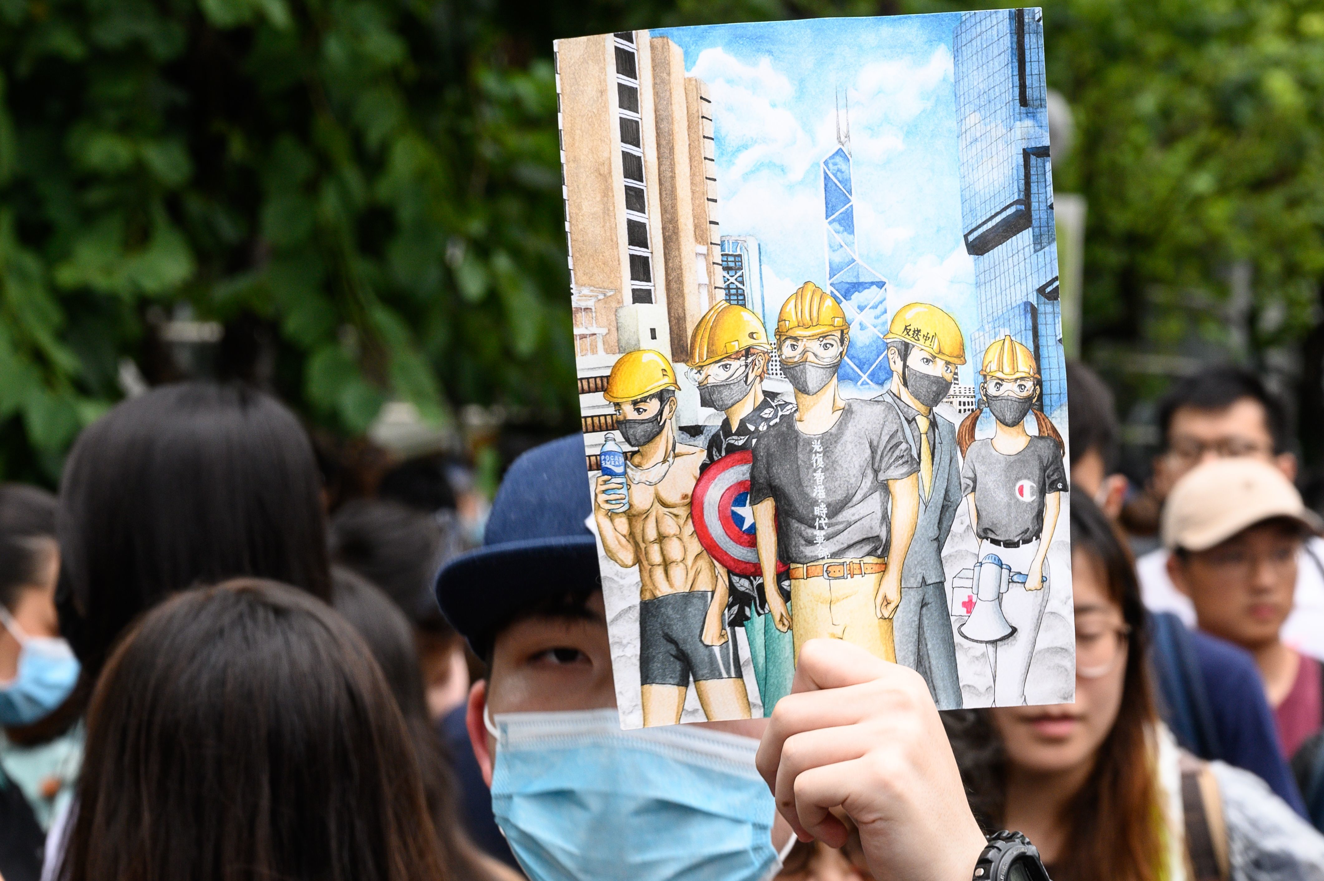 集会に参加した学生が手にしたデモ隊を描いた絵/PHILIP FONG/AFP/Getty Images