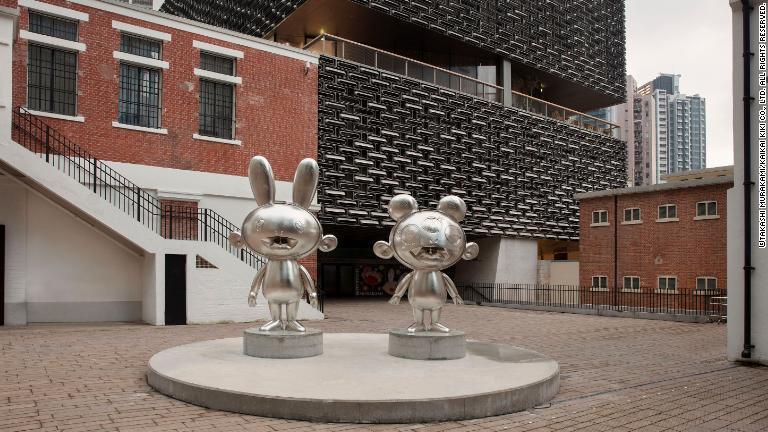 ギャラリーの外で来館者を出迎える２体の彫像「カイカイ」と「キキ」/©Takashi Murakami/Kaikai Kiki Co., Ltd. All Rights Reserved.