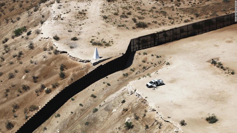 国防予算を「国境の壁」の建設費用に転用することについて与野党から批判の声が出ている/Mario TamaGetty Images
