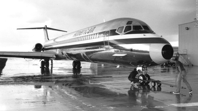 アルミ製のボディがまぶしいアメリカン航空のＭＤ８０。最後の商用飛行を終えた/Courtesy American Airlines