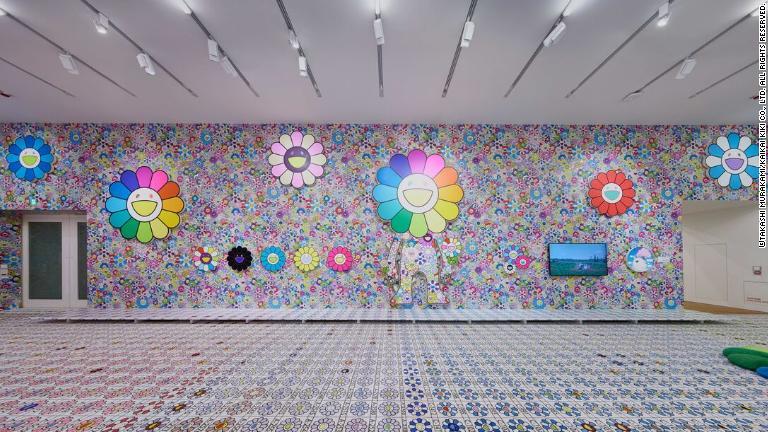 村上作品の代名詞ともいえる中央にスマイルのついた花の絵で埋め尽くされた空間/©Takashi Murakami/Kaikai Kiki Co., Ltd. All Rights Reserved.