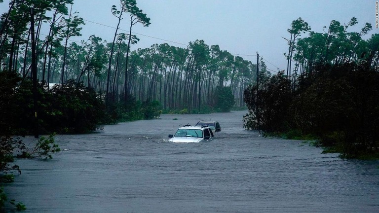 道路が水没し、負傷者の病院への搬送もままならない状態に/Ramon Espinosa/AP