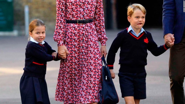 シャーロット王女と兄のジョージ王子がそろって登校/Aaron Chown/AP