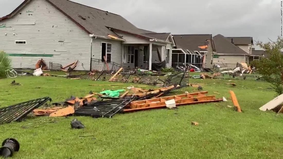 ノースカロライナ州カロライナショアーズで屋根や壁が被害を受けた住宅/Brunswick County Sheriff's Office