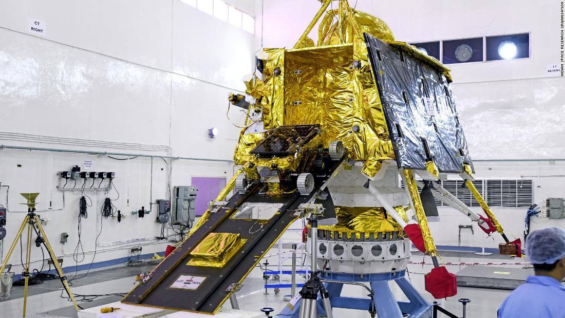 チャンドラヤーン2号に入れられようとする月面探査車が坂の上に見える/Indian Space research Organisation