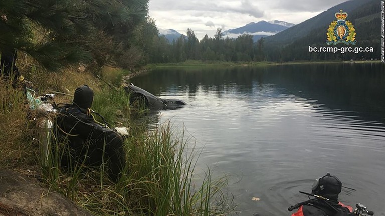 湖に沈んだ車の中から２７年前に行方不明になった女性の遺体が/Revelstoke Royal Canadian Mounted Police
