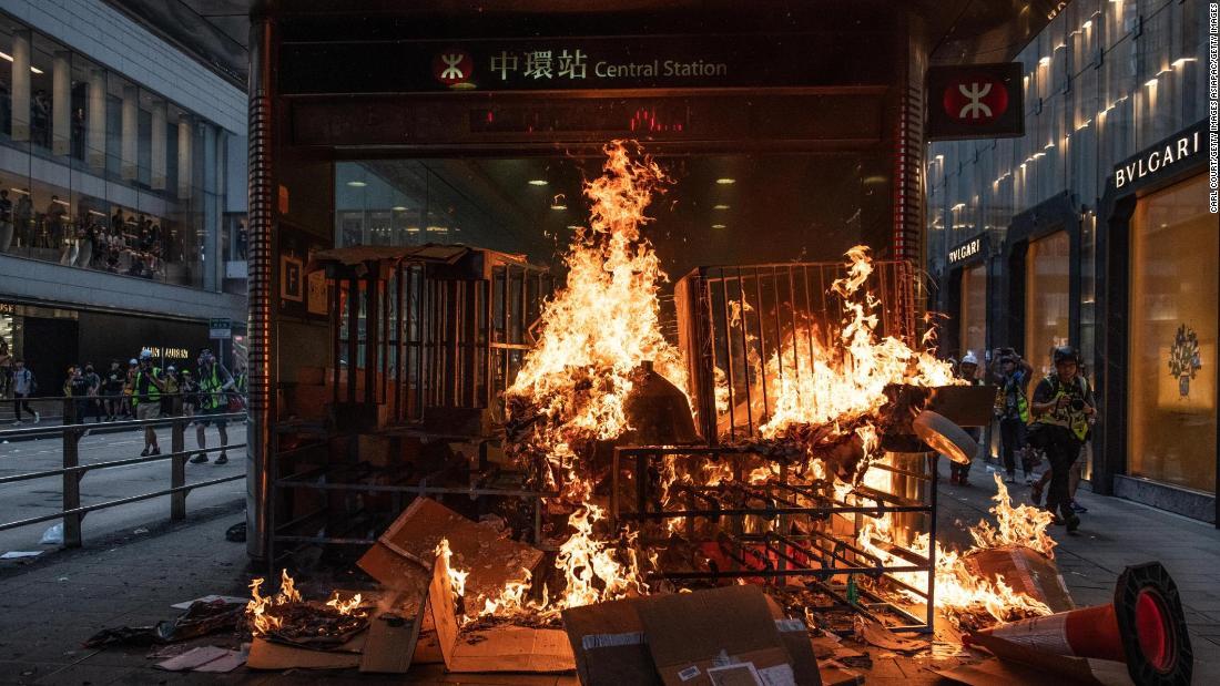 駅の入り口でバリケードが燃える様子＝８日、香港/Carl Court/Getty Images AsiaPac/Getty Images