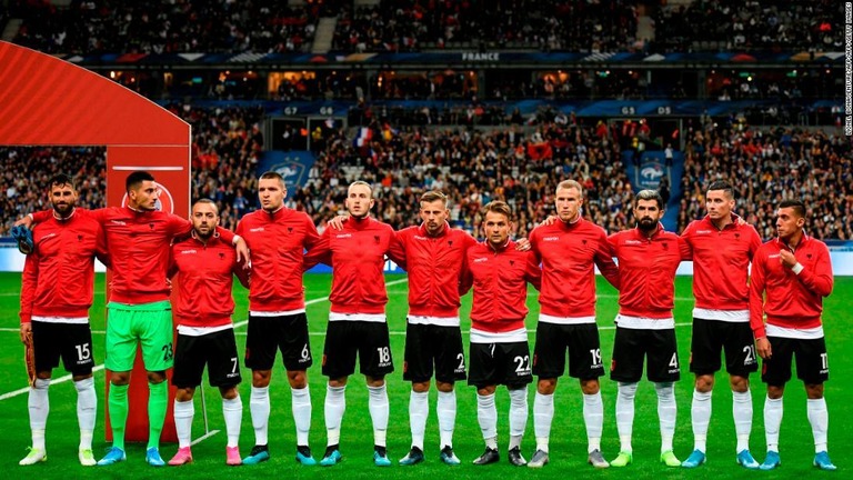 試合前の国歌斉唱のため肩を組むアルバニア代表の選手たち/LIONEL BONAVENTURE/AFP/AFP/Getty Images