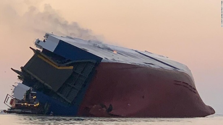 ジョージア州沖で転覆した「ゴールデンレイ」/U.S. Coast Guard District 7 PADE