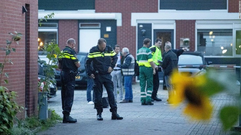 銃撃事件後に家宅捜索を行う警察/Niels Wendstedt/EPA