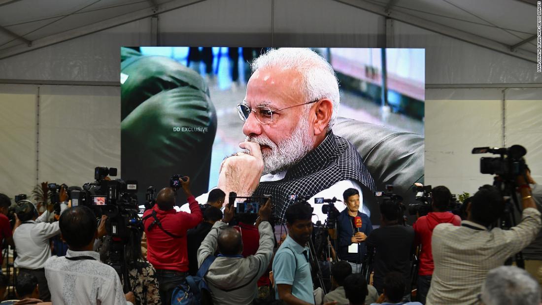 月面着陸に際してテレビ中継されたモディ首相の姿/MANJUNATH KIRAN/AFP/Getty Images