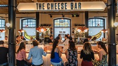ベルトコンベア式のチーズレストランとしては「世界初」をうたっている