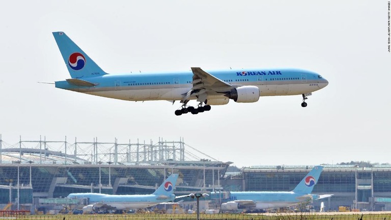 ソウルに着陸する大韓航空機/JUNG YEON-JE/AFP/AFP/Getty Images