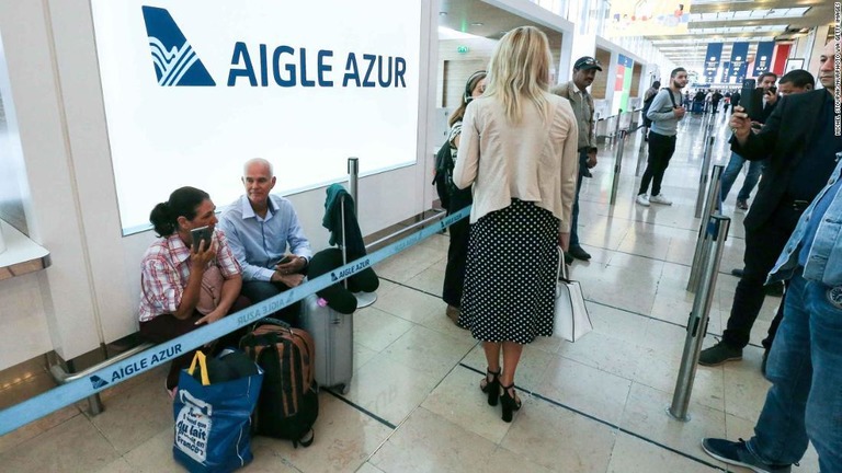 従業員のいないカウンターの前で待つ乗客＝パリ・オルリー空港/Michel Stoupak/NurPhoto via Getty Images