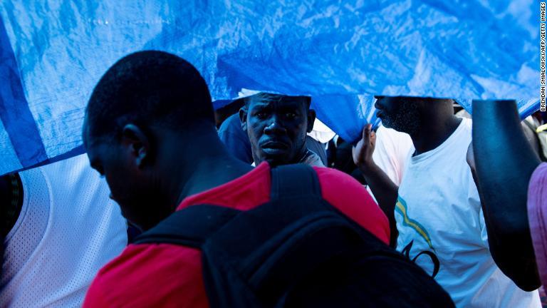 バハマ・マーシュハーバーから離れるために行列に並ぶ人々/Brendan Smialowski/AFP/Getty Images