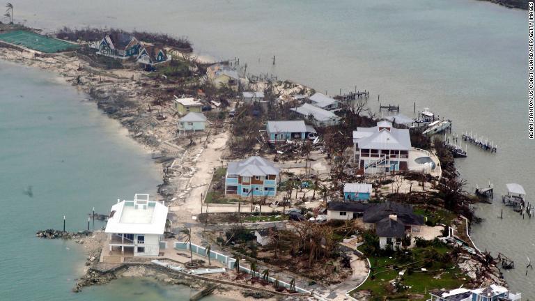 バハマの被害を受けた住宅を空撮/Adam Stanton/US Coast Guard/AFP/Getty Images