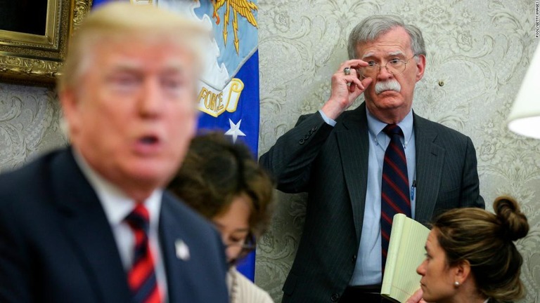 トランプ大統領を見つめるボルトン大統領補佐官/Pool/Getty Images