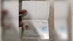 書類を要求すると１９３８年にデリーで生まれたとする偽のパスポートを提出した