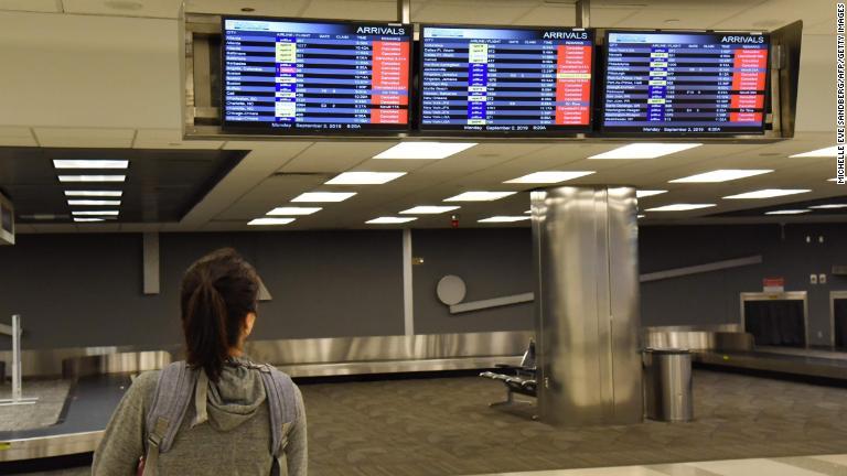 ドリアンの強風で閉鎖されたフォトローダーデール・ハリウッド国際空港/Michelle Eve Sandberg/AFP/Getty Images