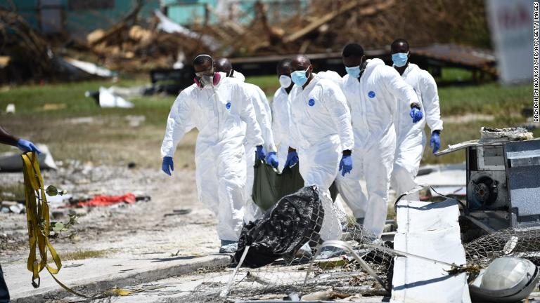 バハマ・マーシュハーバーで遺体を運ぶ救助隊員/BRENDAN SMIALOWSKI/AFP/AFP/Getty Images