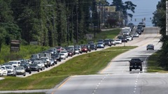 米サウスカロライナ州の海岸地域に続く避難する車の列