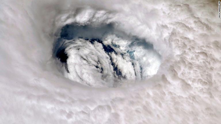 国際宇宙ステーションから見たハリケーン「ドリアン」の目/Nick Hague/NASA via AP