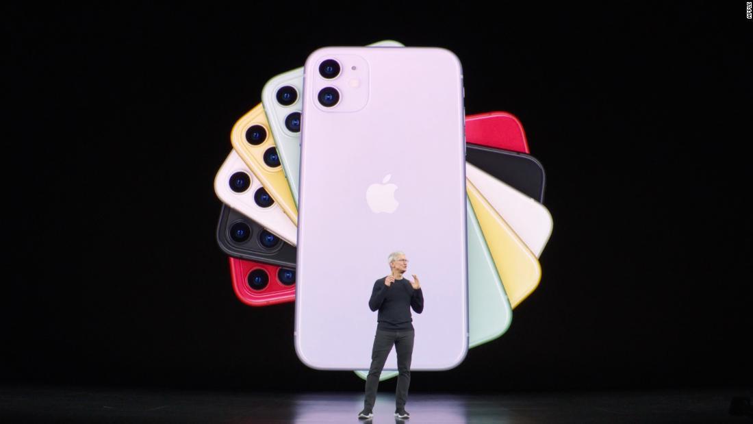新型iPhoneを発表するアップルのティム・クックCEO/Apple