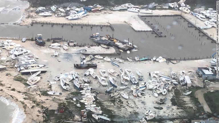 バハマの港に打ち上げられたボート/U.S. Coast Guard/Courtesy of Coast Guard Air Station Clearwater