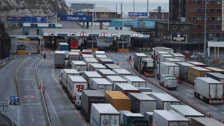 英仏海峡に面した港湾都市ドーバーを通行するトラックの車列/DANIEL LEAL-OLIVAS/AFP/Getty Images