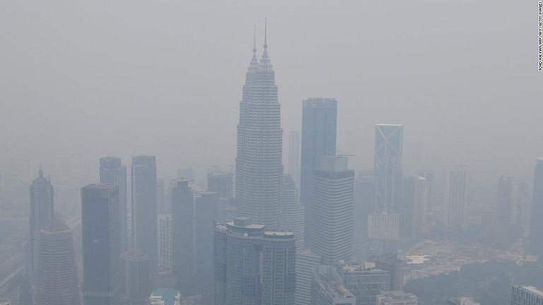 森林火災の煙でかすむマレーシア首都の超高層ビル群/MOHD RASFAN/AFP/AFP/Getty Images