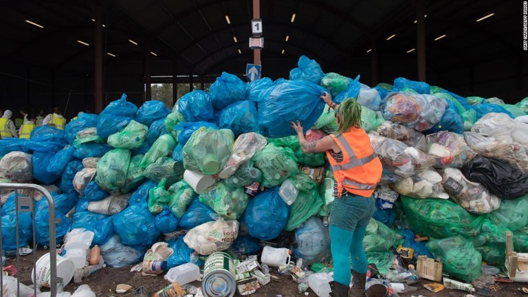 使い捨て容器それ自体の使用を減らす取り組みなしに環境への負荷軽減は望めない/Matt Cardy/Getty Images