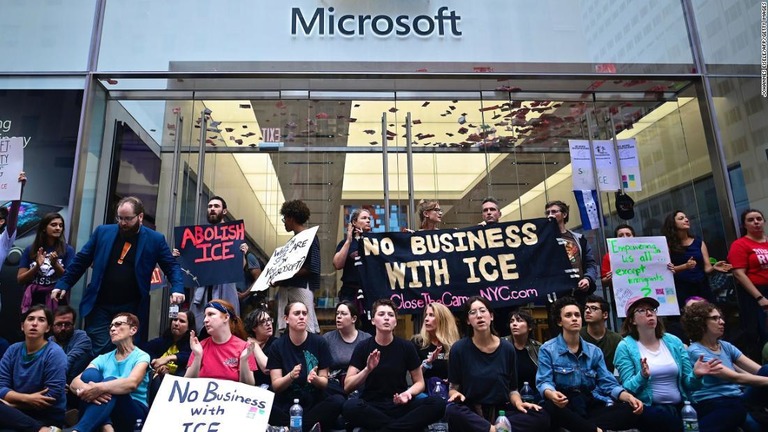 マイクロソフトの店舗の前でデモを行う人々＝１４日/Johannes Eisele/AFP/Getty Images