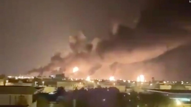 煙の上がる製油所。イエメンの反政府組織フーシが犯行声明を出した/AP