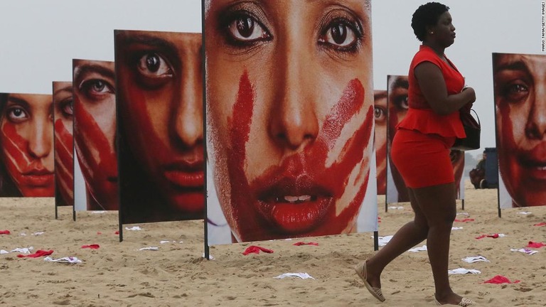 女性に対する暴力に反対するポスター＝２０１６年、コパカバーナ海岸/Mario Tama/Getty Images