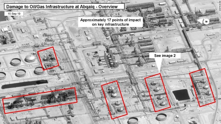 ドローンによる石油施設の攻撃箇所を示した衛星画像/DigitalGlobe