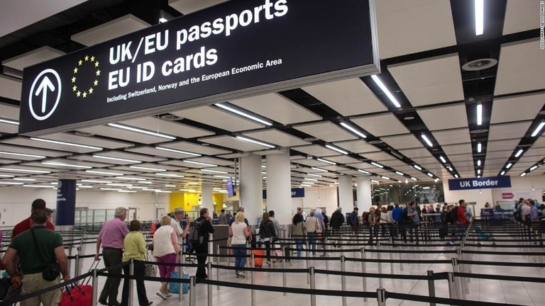 合意なき離脱で英国と欧州の出入国は大混乱をきたすとの予測が出ている/Oli Scarff/Getty Images