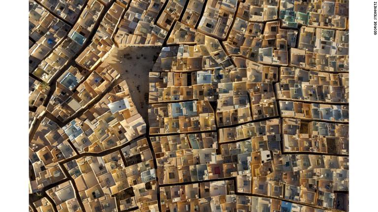 「都市」部門は、ジョージ・スタインメッツ氏が撮影したアルジェリアの古代都市の航空写真「ブニ・イスギュン」が戴冠/George Steinmetz