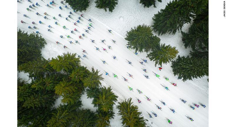 競い合うスキーヤーたちを上空から撮影した作品「カラフルな魚の群れ」。ヤツェク・デネカ氏が撮影した本作が、今年の最優秀作品に輝いた/Jacek Deneka